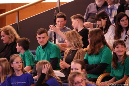 A me slišiš Pet čevljev merim, palcev pet (8)